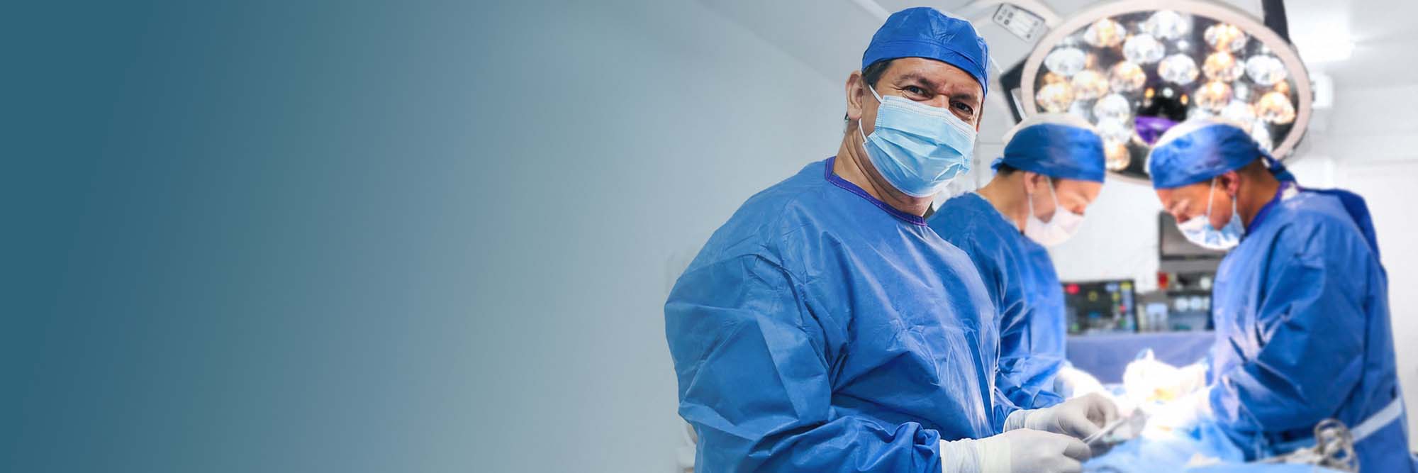 Cirujano de Clínica Jericó en sala de operaciones
