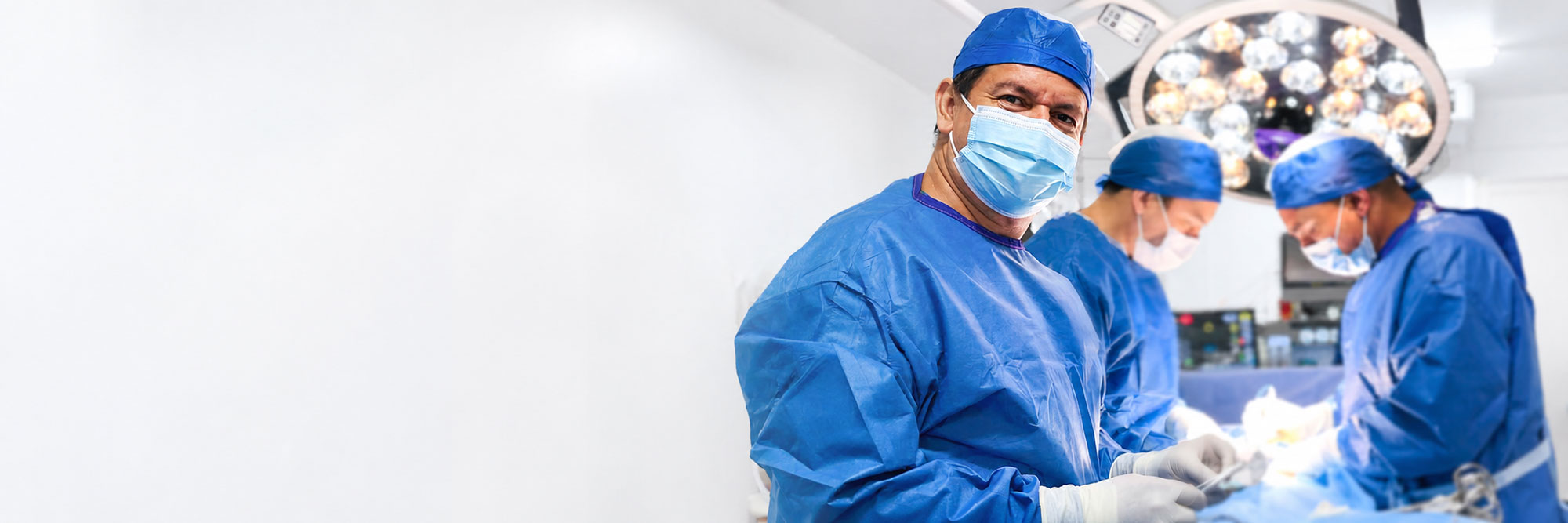 Cirujano de Clínica Jericó en sala de operaciones