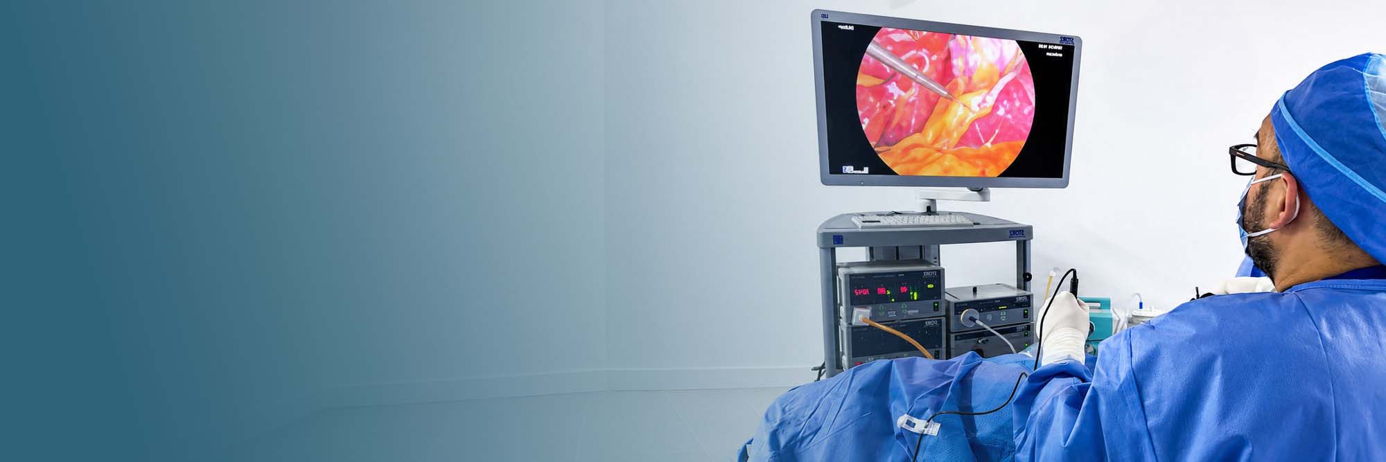 Especialista de Clínica Jericó revisando imágenes de video endoscopía