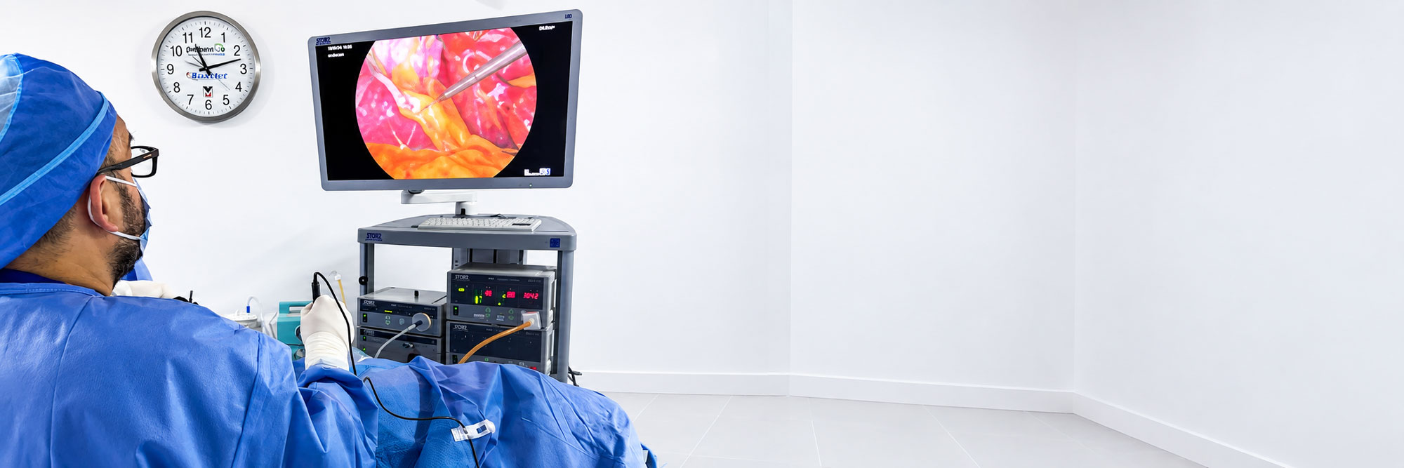 Especialista de Clínica Jericó revisando imágenes de video endoscopía