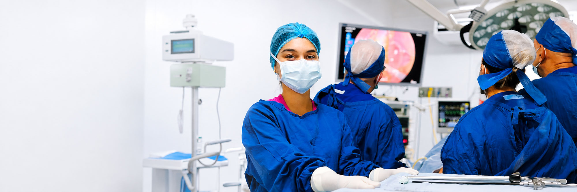 Equipo quirúrgico de Clínica Jericó en sala de operaciones