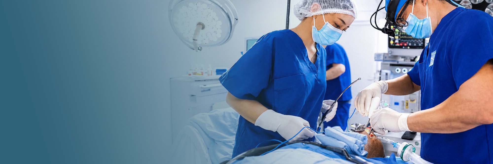 Equipo médico de Clínica Jericó trabajando en conjunto en el quirófano