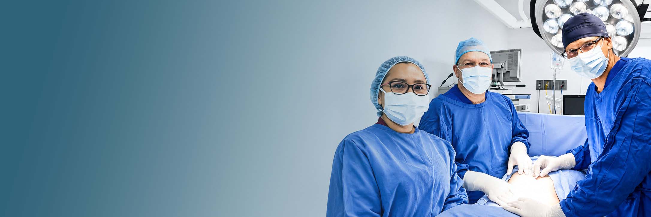 Equipo quirúrgico de Clínica Jericó junto al paciente en sala de operaciones